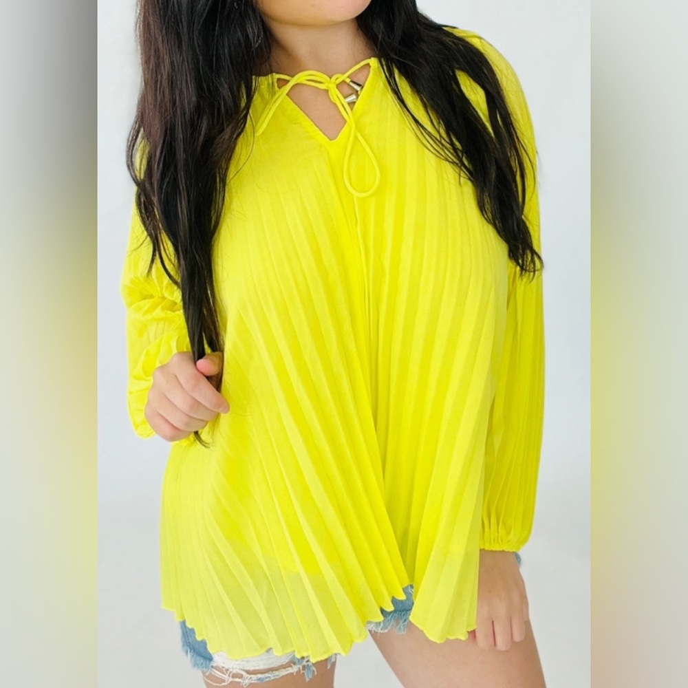 ⭐️NWT - Davi & Dani - Yellow Pleated, Balloon Sleeve Top - Woman's Medium